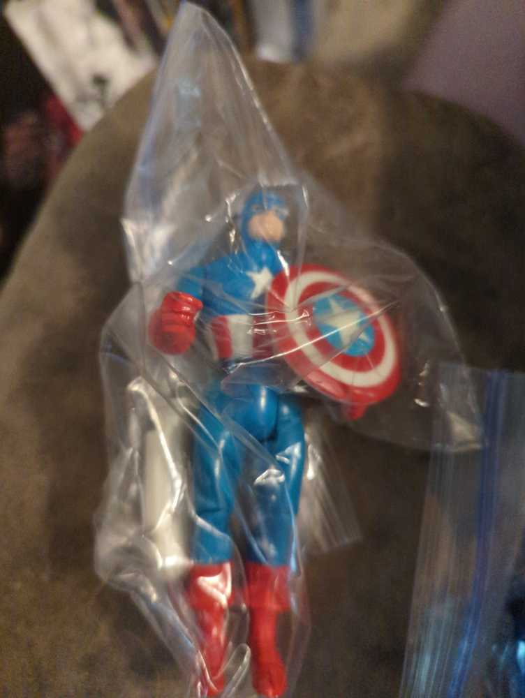 Marvel Captain America - Toy Biz (Marvel Super Heroes) action figure collectible [Barcode 035112048015] - Main Image 4