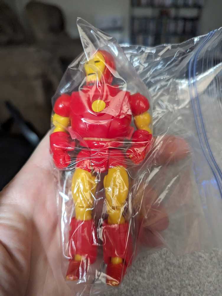 Toybiz Marvel Superheroes Iron Man Quick Change Armor  - Toy Biz (Marvel Super Heroes 1991) action figure collectible [Barcode 035112048145] - Main Image 3