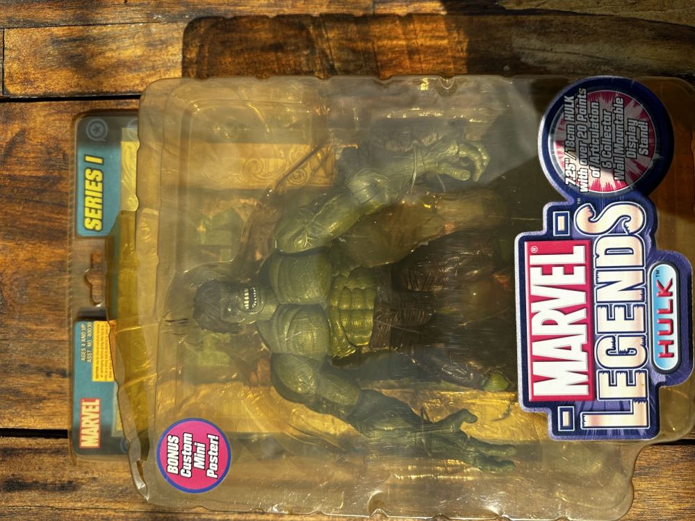 Hulk Gold Foil Variant - Toy Biz action figure collectible [Barcode 035112400318] - Main Image 3
