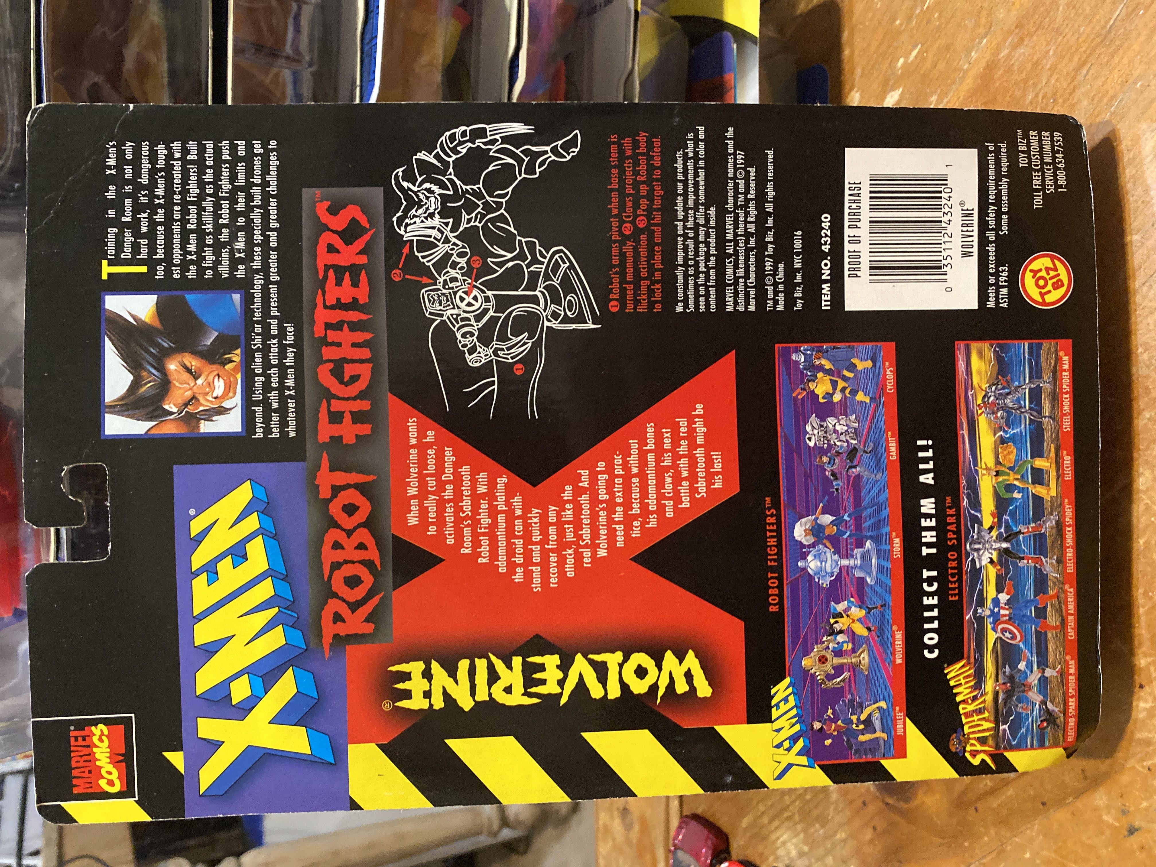 Wolverine - Toy Biz (X-Men Robot Fighters) action figure collectible [Barcode 035112432401] - Main Image 2