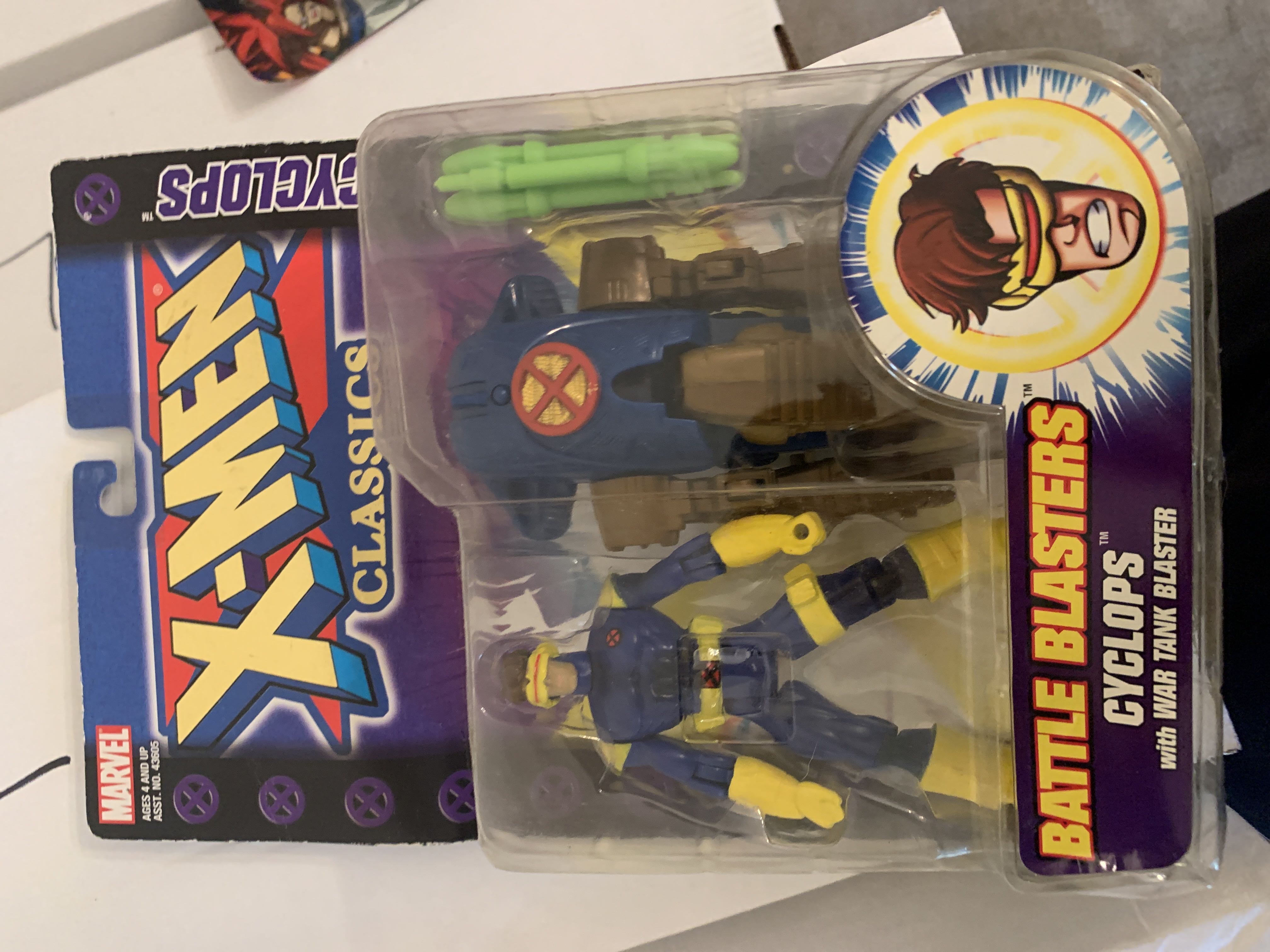 X-men Classics - Cyclops - Toybiz (X-Men) action figure collectible [Barcode 035112436065] - Main Image 3