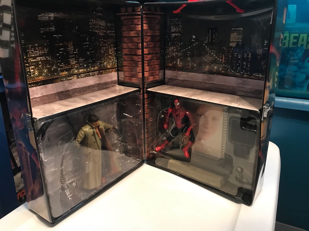 Spiderman 2 Collectors Case W/ Spiderman And Doc Ock  action figure collectible [Barcode 035112439196] - Main Image 2