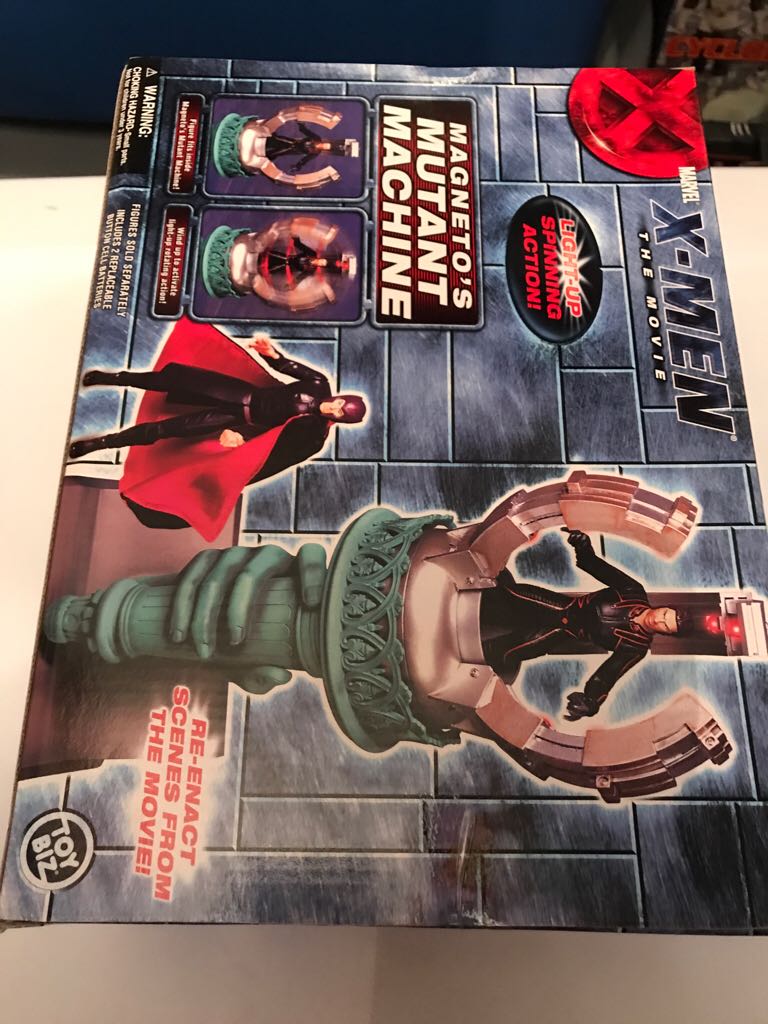 X-men Movie Magneto’s Mutant Machine Playset - Toybiz (Marvel Legends) action figure collectible [Barcode 035112466482] - Main Image 2