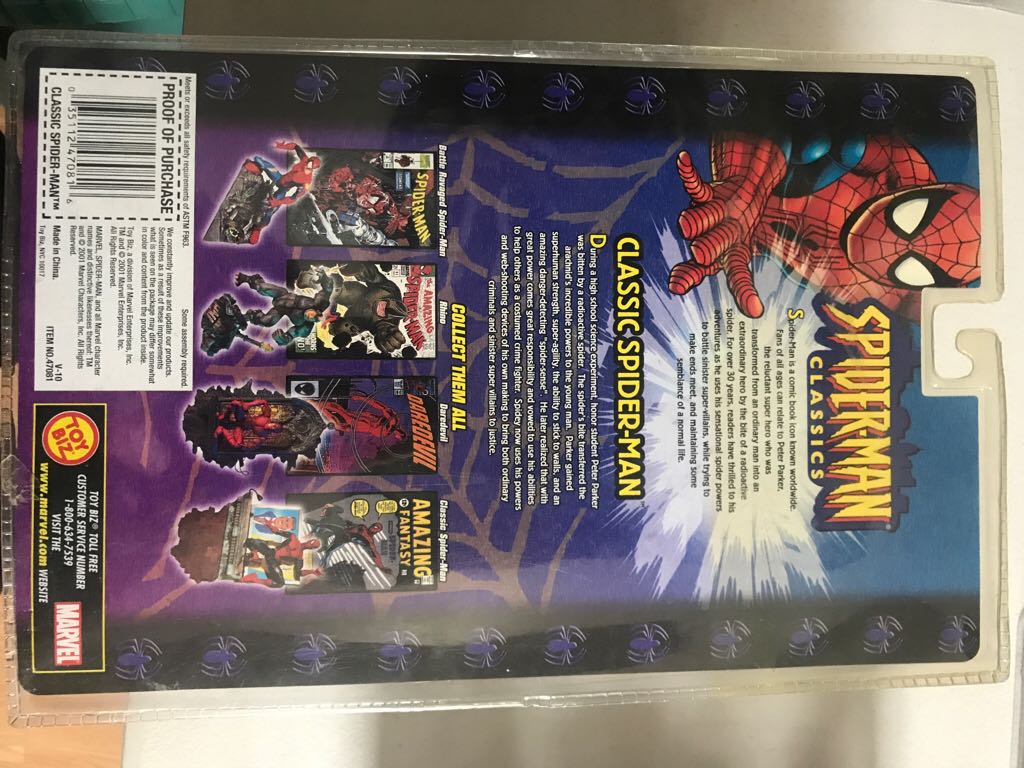 Toybiz Spider-man Classics Spider-man with Comic Book - Toy Biz (Series II) action figure collectible [Barcode 035112470816] - Main Image 2