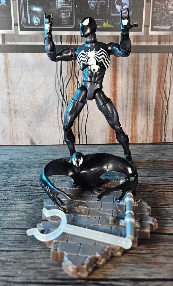 Toybiz Spider-Man Classics Series I Spider-Man (black costume) - Toy Biz (Spider-Man Classics) action figure collectible [Barcode 035112470892] - Main Image 4