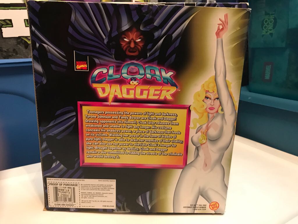 MARVEL COMICS TOY BIZ CLOAK & DAGGER 1997 6 INCH SCALE FIGURE PAIR GIFT BOX SET - Toy Biz / Grand (Limited Edition) action figure collectible [Barcode 035112474265] - Main Image 2
