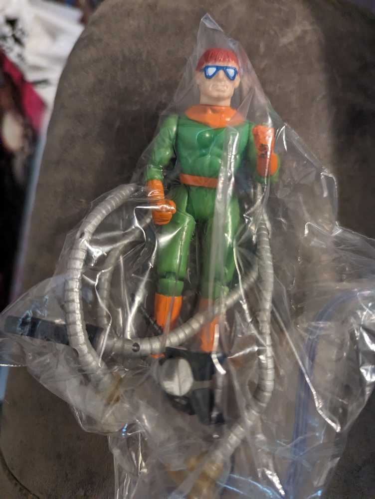 Marvel Doctor Octopus - Toy Biz (Dr. Octopus) action figure collectible [Barcode 035112480044] - Main Image 3