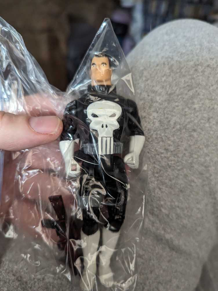 Punisher - Toy Biz (Marvel Superheroes) action figure collectible [Barcode 035112480068] - Main Image 4