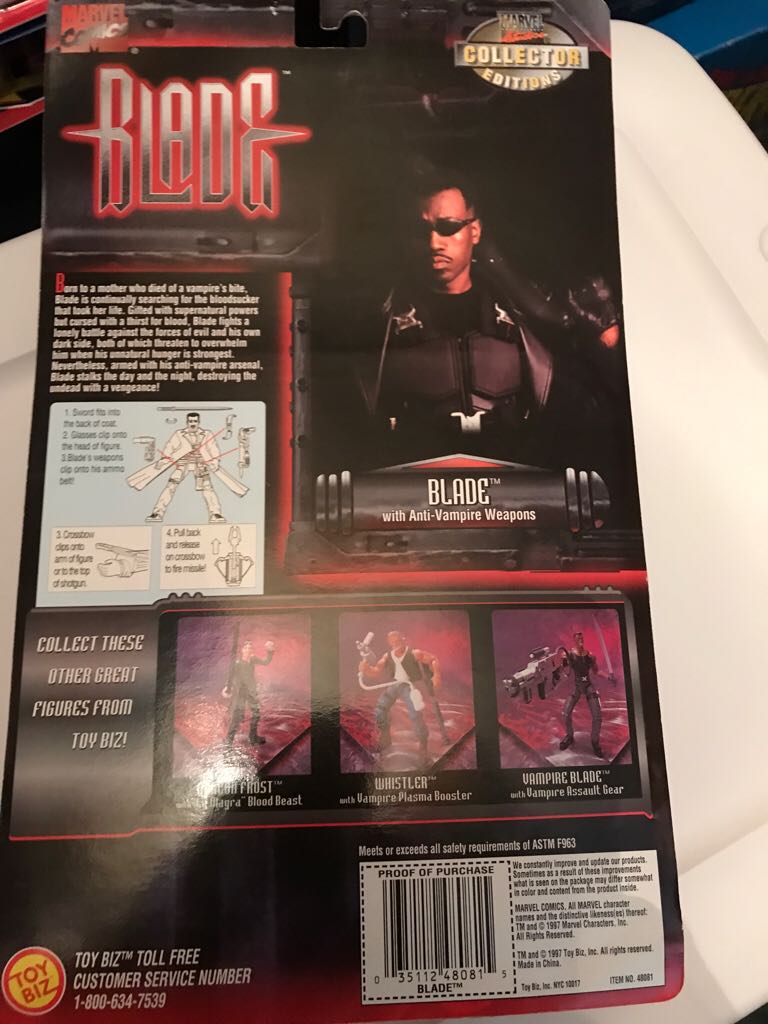 Marvel Collectors Edition - Blade Movie - Blade - Toy Biz (Blade) action figure collectible [Barcode 035112480815] - Main Image 2