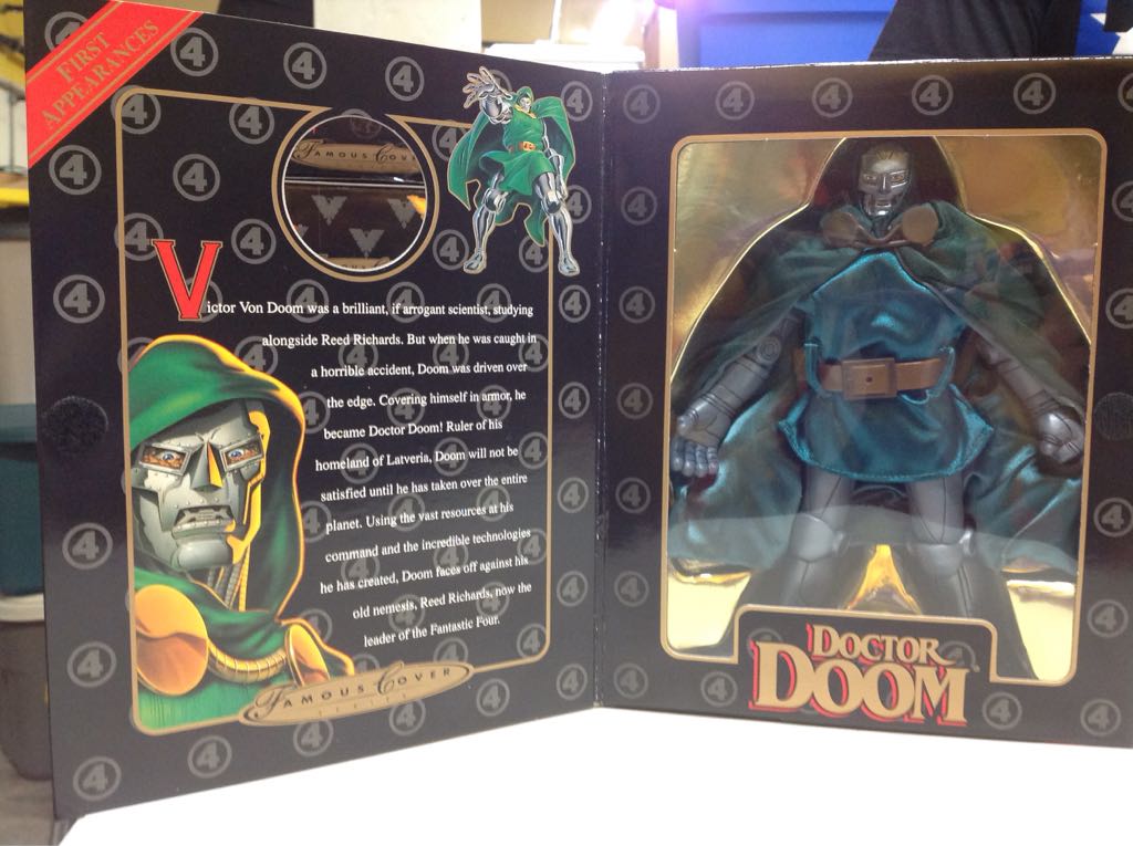 Doctor Doom - Toybiz (Marvel Famous Cover Series) action figure collectible [Barcode 035112482062] - Main Image 2