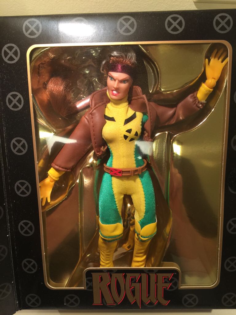 Rogue - Toy Biz (X-Men Classics) action figure collectible [Barcode 035112482376] - Main Image 2