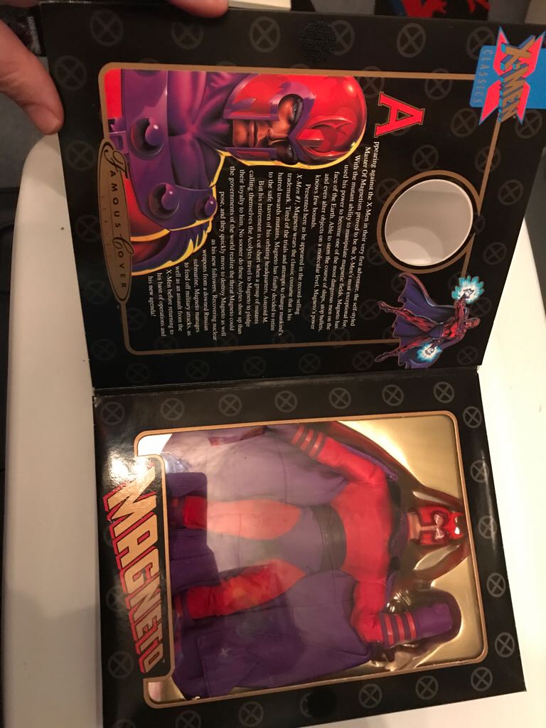 Famous Covers X-mem Classics Magneto  (Marvel Universe) action figure collectible [Barcode 035112482390] - Main Image 2