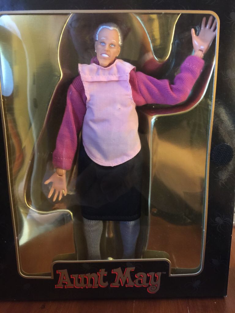 Famous Covers - Aunt May - Toy Biz (Famous Cover Series) action figure collectible [Barcode 035112484929] - Main Image 2