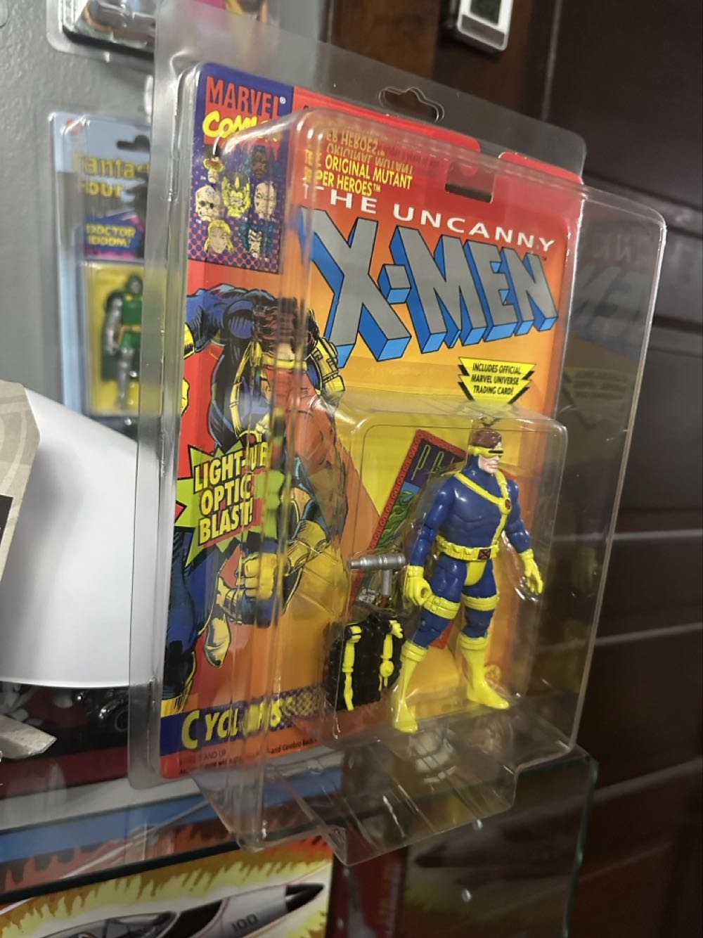 Cyclops - Toybiz (The Uncanny X-Men) action figure collectible [Barcode 035112491743] - Main Image 3