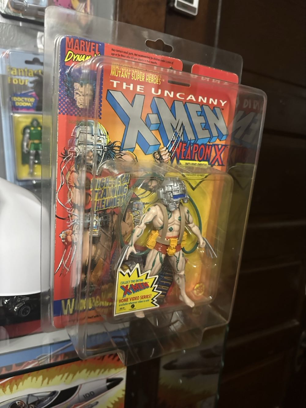 Wolverine (4th Edition) - Toy Biz (The Uncanny X-Men) action figure collectible [Barcode 035112493327] - Main Image 3