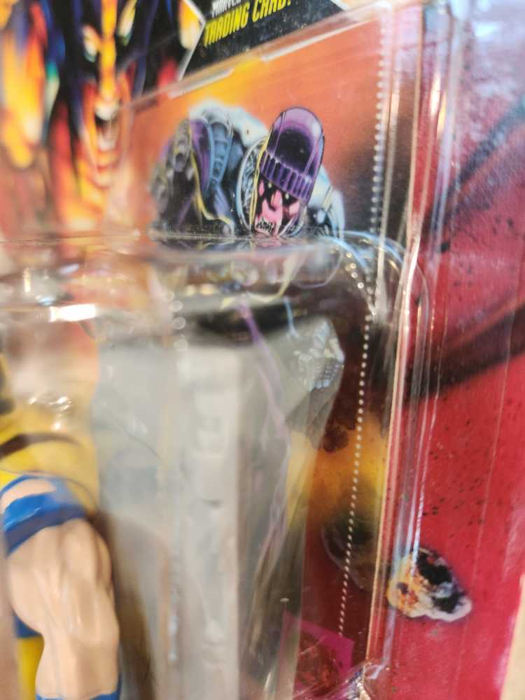 Wolverine, Battle Ravaged - Toy Biz (Invasion Series) action figure collectible [Barcode 035112493938] - Main Image 3