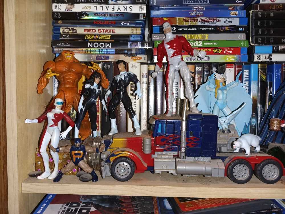 Toybiz Marvel Collector Editions Alpha Flight: Snowbird And Puck - Toy Biz (Alpha Flight) action figure collectible [Barcode 035112497622] - Main Image 3