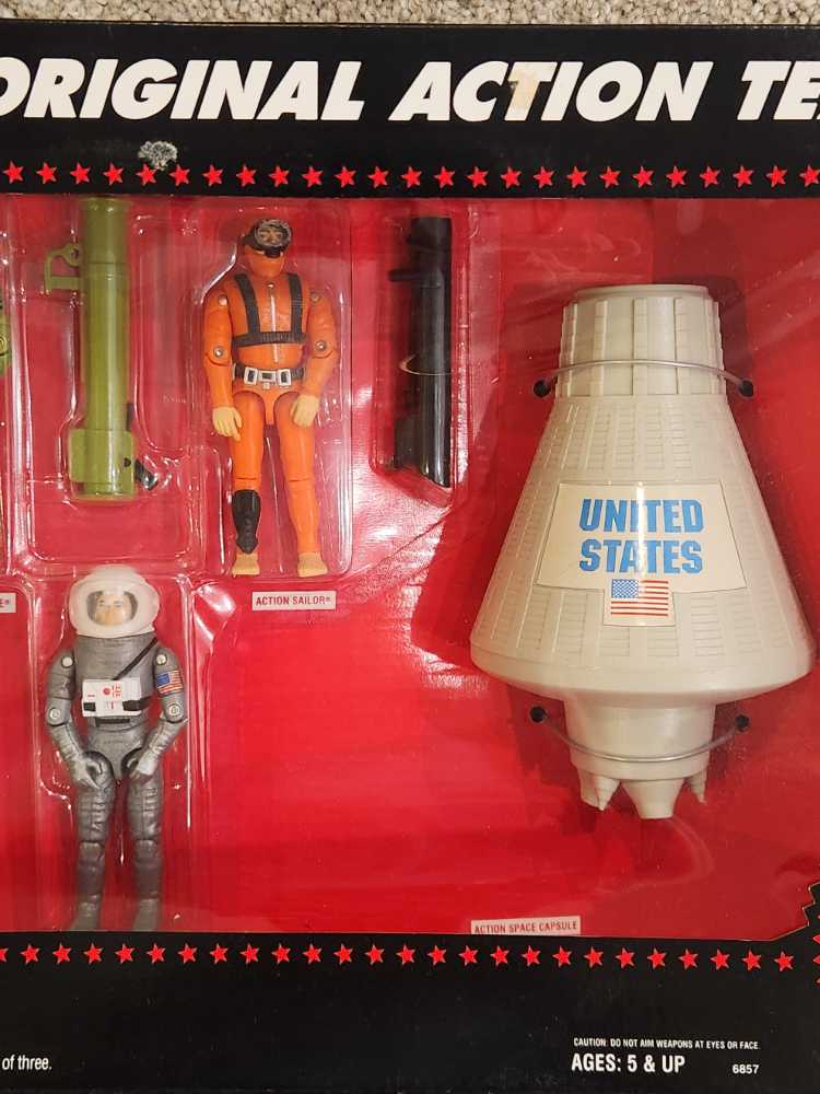 Original Action Team (Exclusive Commemorative Edition!) - Hasbro (G.I. Joe: A Real American Hero: 30th Anniversary) action figure collectible [Barcode 038976068571] - Main Image 4