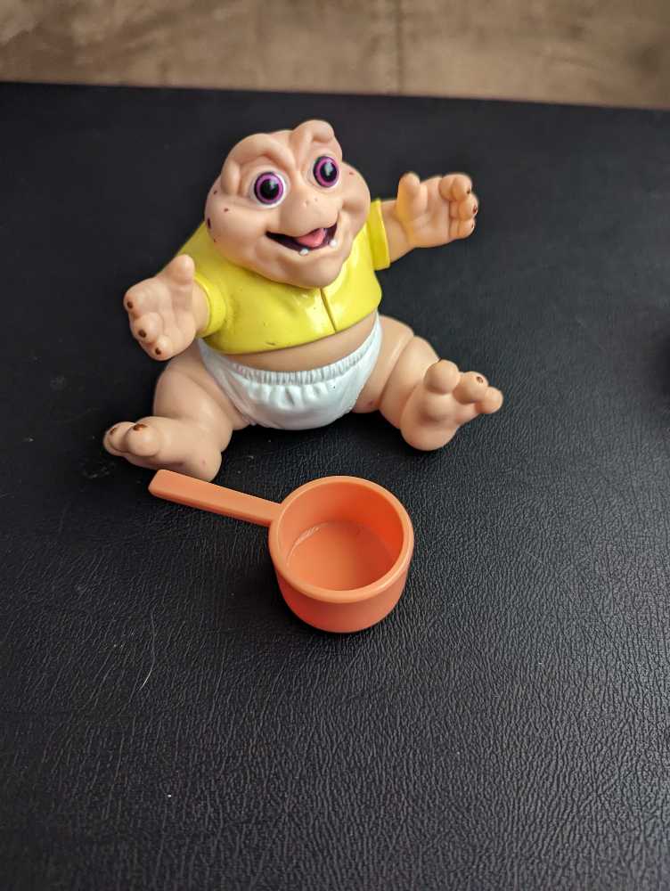 Dinosaurs- Baby Sinclair - Hasbro (Dinosaurs) action figure collectible [Barcode 038976071854] - Main Image 3