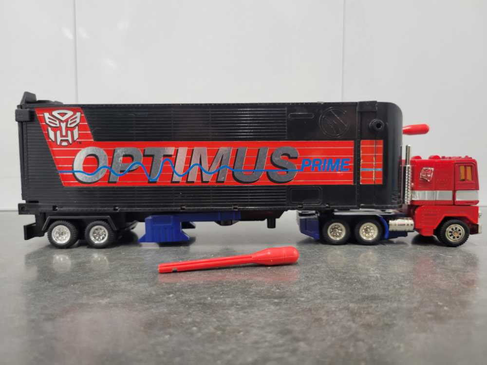 Optimus Prime - Hasbro (Generation 2) action figure collectible [Barcode 038976800348] - Main Image 3