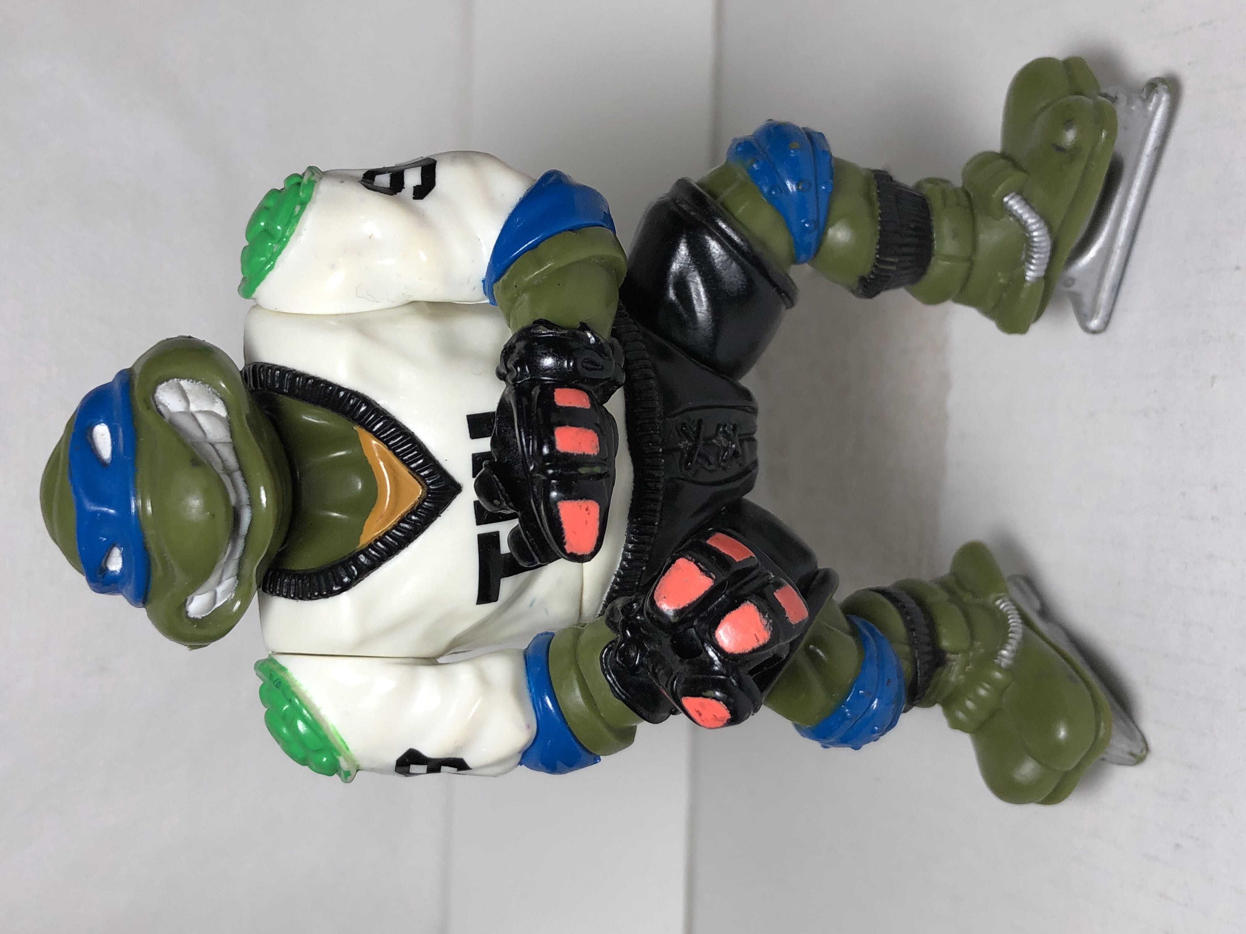 Slap Shot Leo - Playmates Toys (Teenage Mutant Ninja Turtles (1991)) action figure collectible [Barcode 043377051473] - Main Image 4