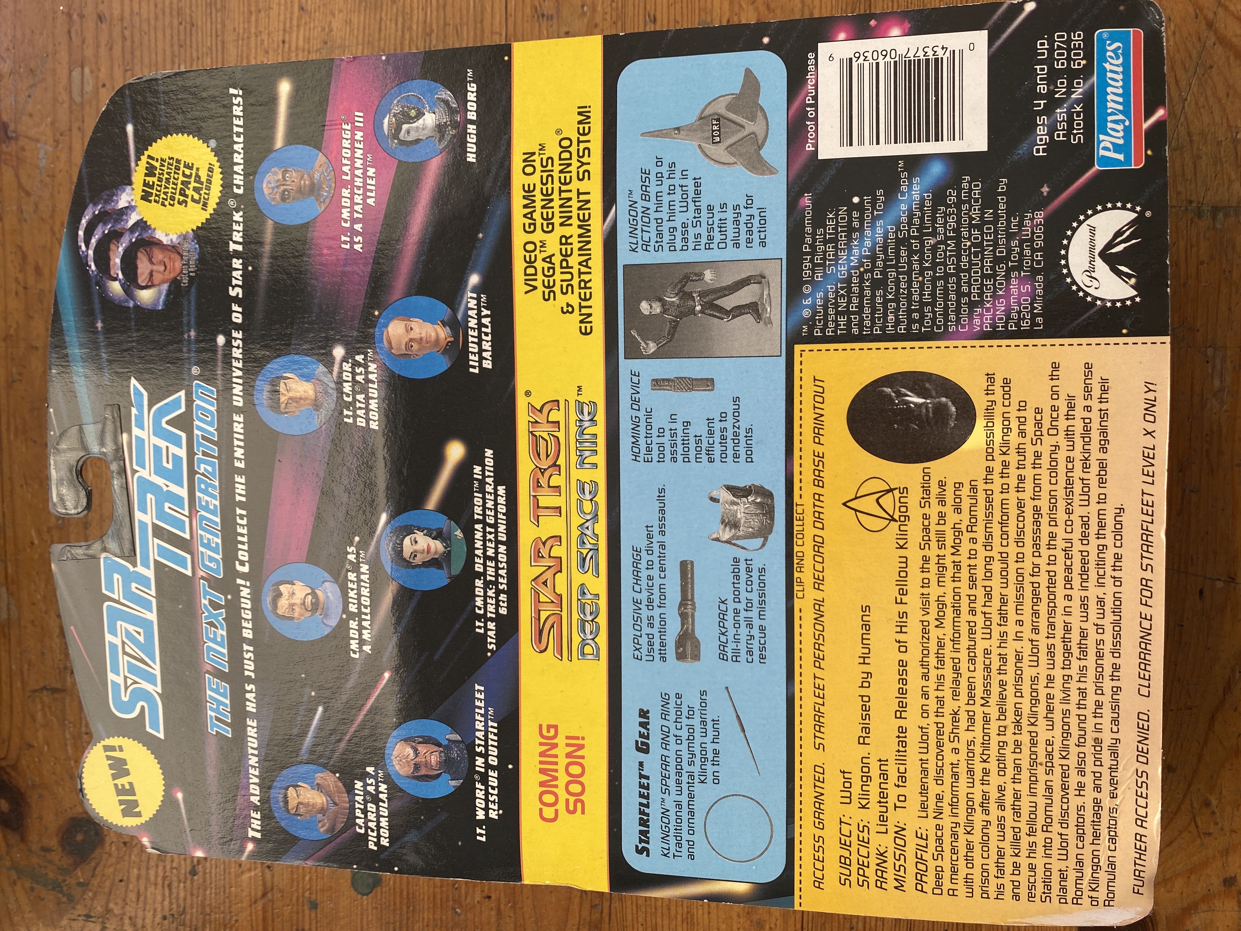 Worf (Starfleet Rescue Outfit) - Playmates (Star Trek: The Next Generation) action figure collectible [Barcode 043377060369] - Main Image 2