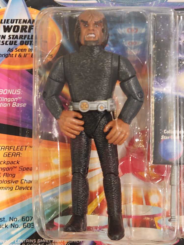 Worf (Starfleet Rescue Outfit) - Playmates (Star Trek: The Next Generation) action figure collectible [Barcode 043377060369] - Main Image 3