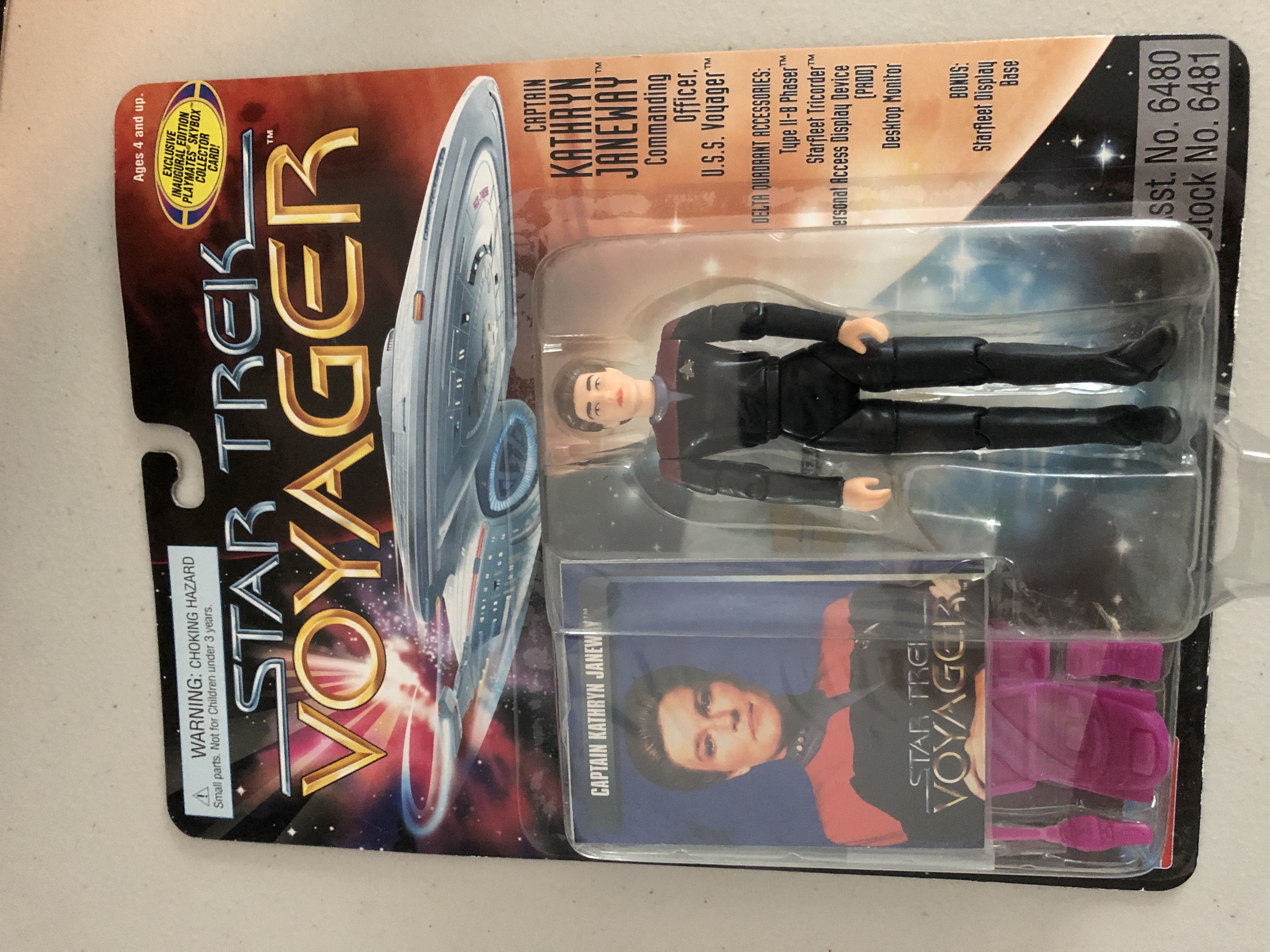 Star Trek: Voyager - Captain Kathryn Janeway Figure - Playmates (Star Trek Voyager) action figure collectible [Barcode 043377064817] - Main Image 3