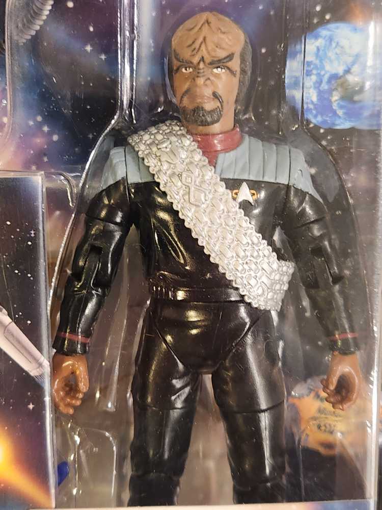 Lt. Commander Worf - Playmates (Star Trek: First Contact) action figure collectible [Barcode 043377161059] - Main Image 3