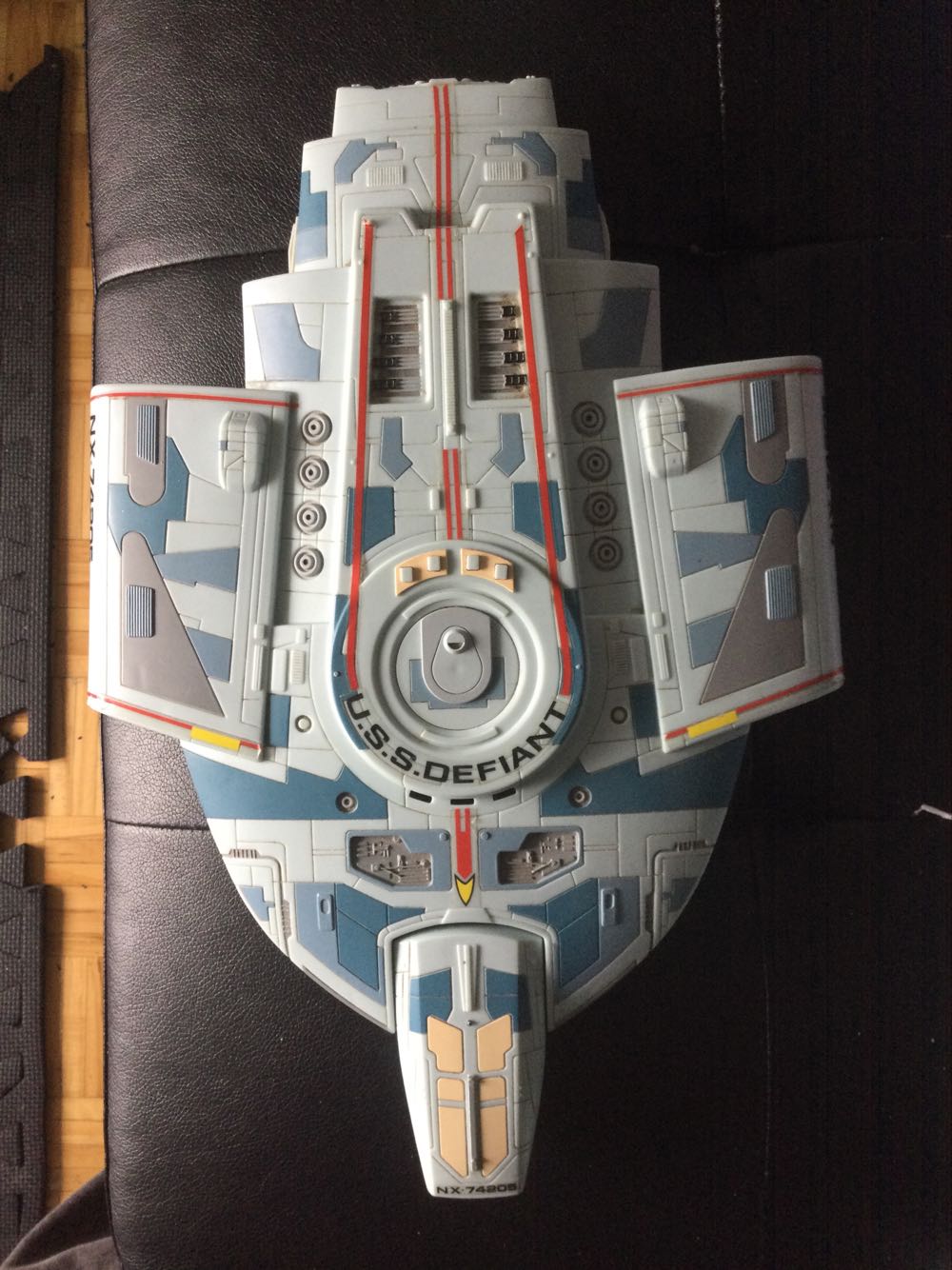 U.S.S. Defiant - Playmates (Star Trek Ships) action figure collectible [Barcode 043377161400] - Main Image 2