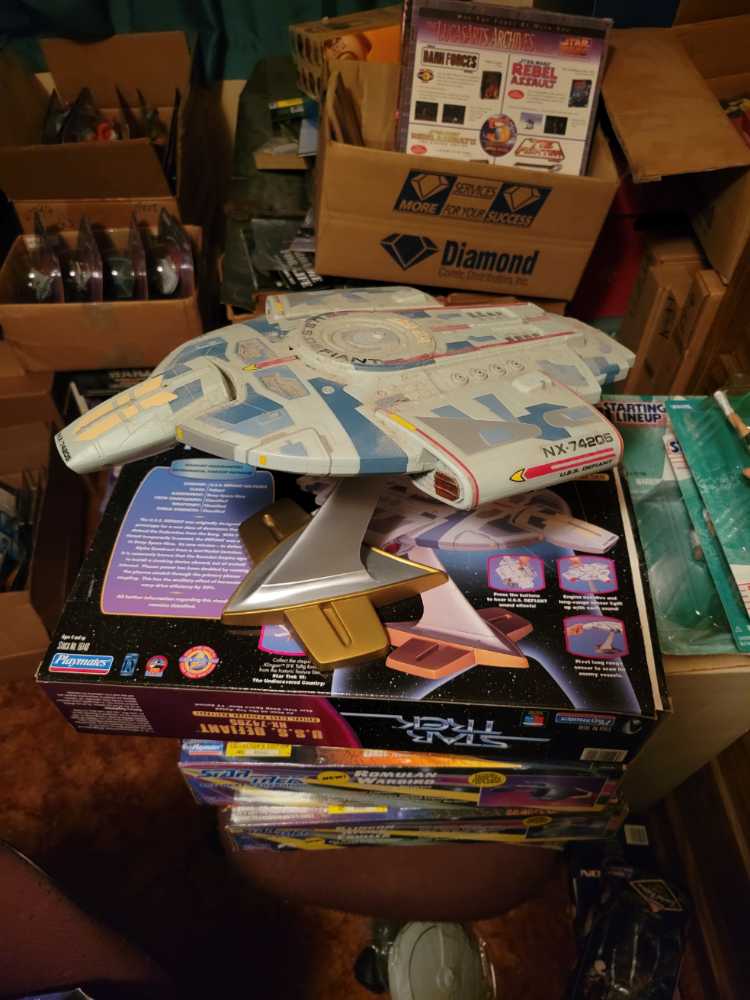 U.S.S. Defiant - Playmates (Star Trek Ships) action figure collectible [Barcode 043377161400] - Main Image 4