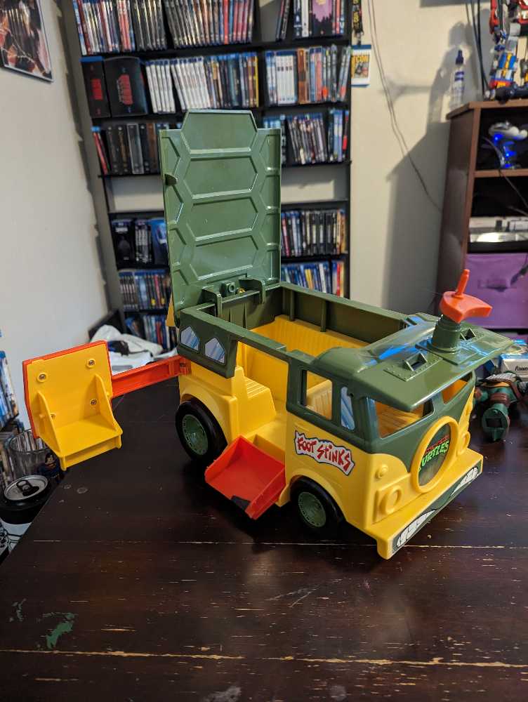 TMNT - Turtle Party Wagon  (Teenage Mutant Ninja Turtles 25th Anniversary) action figure collectible [Barcode 043377549895] - Main Image 3