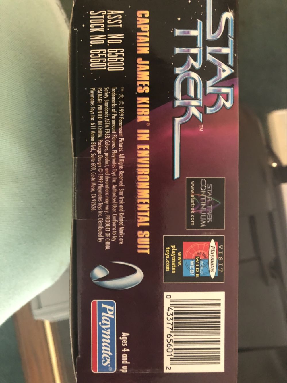 Captain Kirk In Environmental Suit - Playmates Toys (Sta Trek Exclusive) action figure collectible [Barcode 043377656012] - Main Image 3