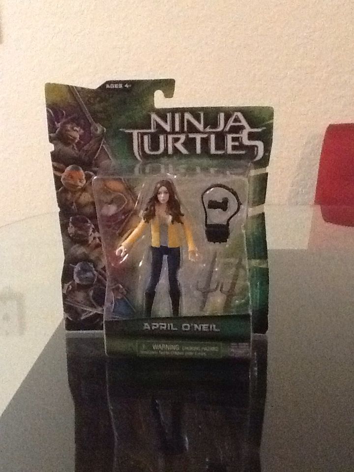 April O’Neil - Playmates Toys (Ninja Turtle Movie 2014) action figure collectible [Barcode 043377908586] - Main Image 2