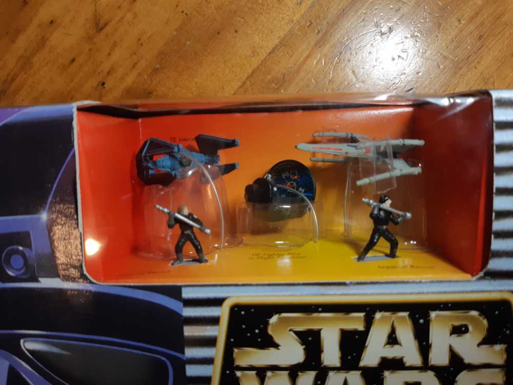 The Fighter Pilot/Academy - Micro Machines (Star Wars: A New Hope) action figure collectible [Barcode 047246656943] - Main Image 3