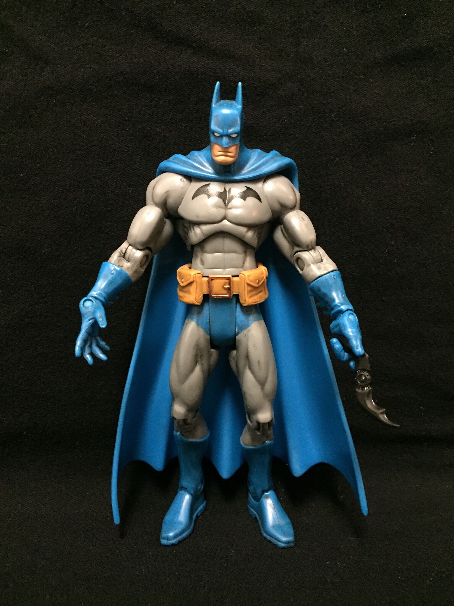 DC Super Heroes Series BATMAN (Classic Blue & Grey Suit) - Mattel (DC Super Heroes) action figure collectible [Barcode 027084328523] - Main Image 3