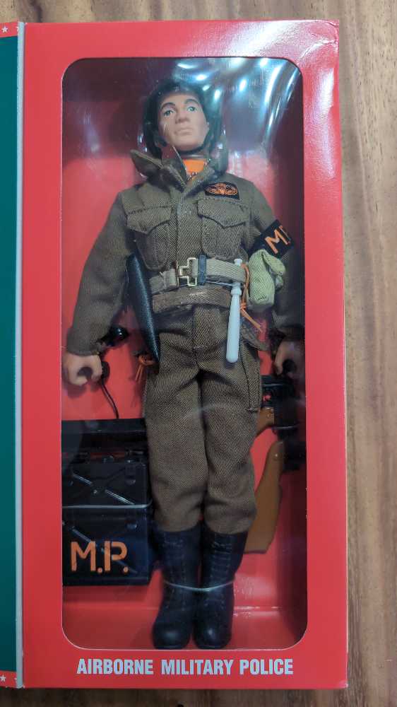 Airborne Military Police - Hasbro (G.I. Joe: Classic Collection: 12” Figures) action figure collectible [Barcode 076281277172] - Main Image 3