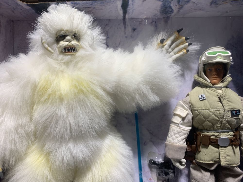 12 Inch Collector Series The Empire Strikes Back Luke Skywalker Vs Wampa - Hasbro (The Empire Strikes Back) action figure collectible [Barcode 076281279473] - Main Image 3