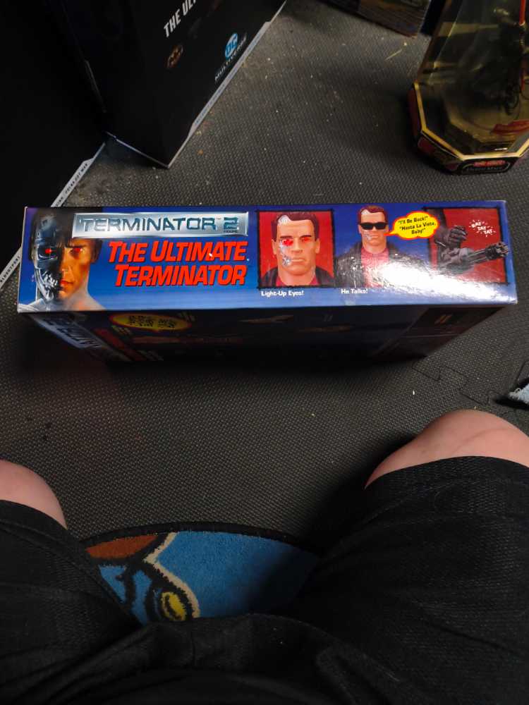 The Ultimate Terminator T-800 - Kenner (Terminator 2: Future War) action figure collectible [Barcode 076281565309] - Main Image 2