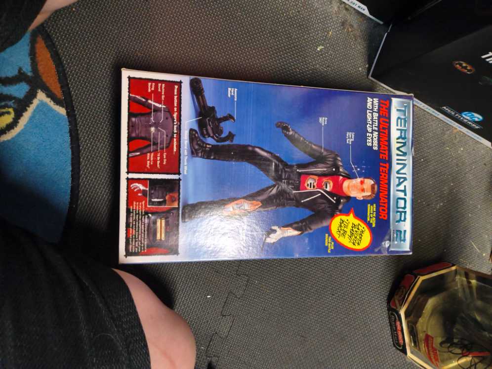 The Ultimate Terminator T-800 - Kenner (Terminator 2: Future War) action figure collectible [Barcode 076281565309] - Main Image 3