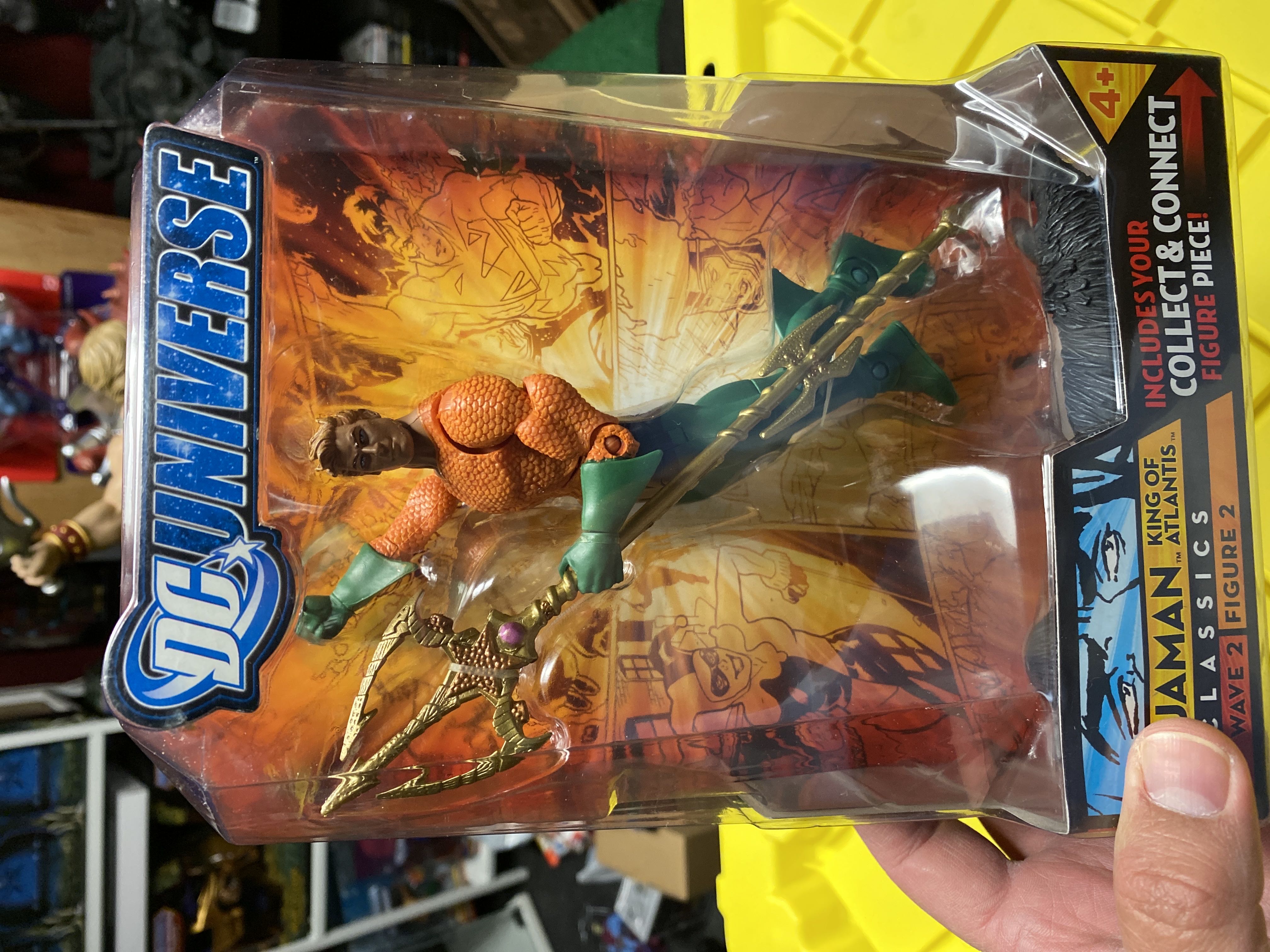 DC Universe Classics: Aquaman - Mattel (Wave 2) action figure collectible [Barcode 027084596151] - Main Image 3