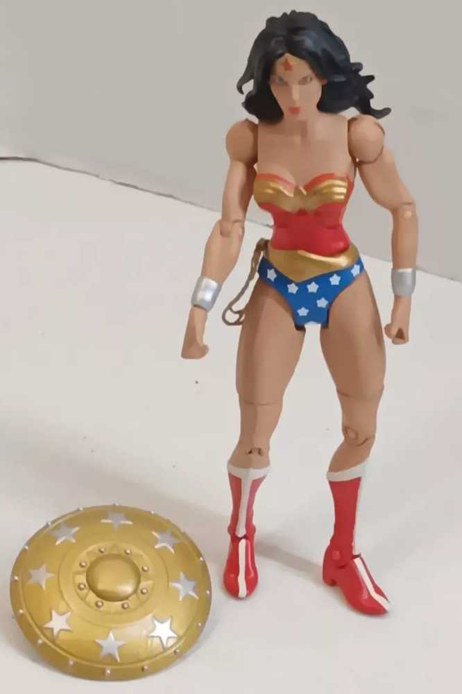 Wonder Woman [DC Universe Classics] - Mattel (DC Universe Classics) action figure collectible [Barcode 027084596243] - Main Image 4