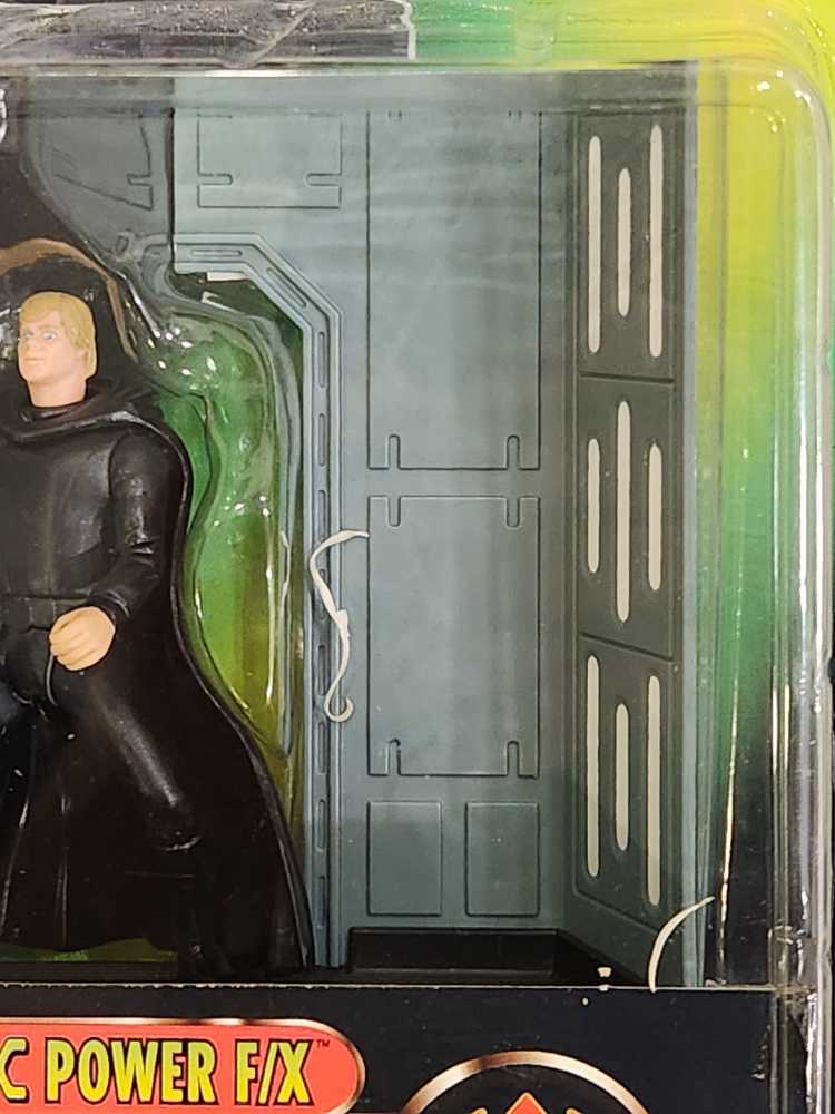 Luke Skywalker w/ Glowing Lightsaber & Remote Dueling Action - Hasbro (Star Wars Power Of The Force (Electronic Power F/X)) action figure collectible [Barcode 076281697468] - Main Image 4