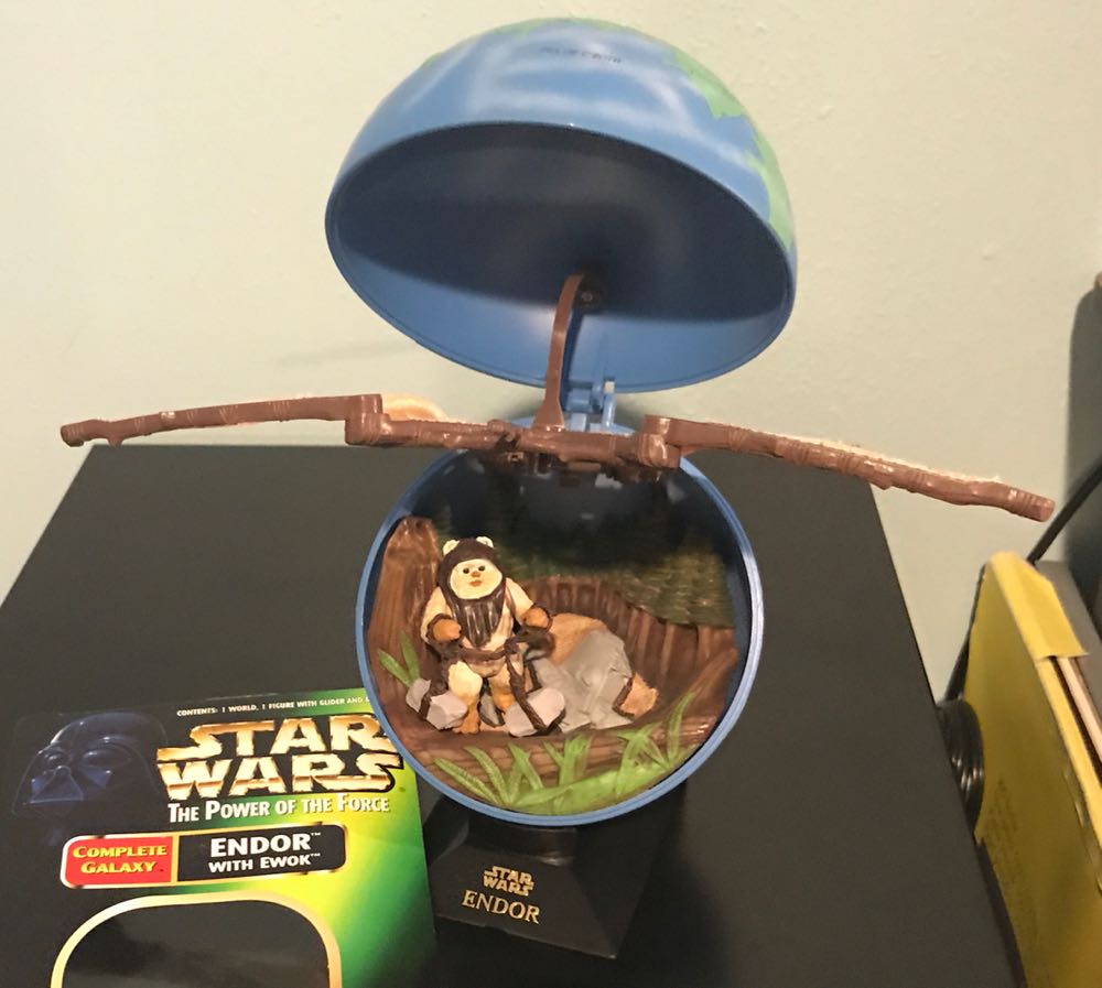 Endor w/ Ewok - Hasbro (Star Wars: Episode VI - Return Of The Jedi) action figure collectible [Barcode 076281698694] - Main Image 3