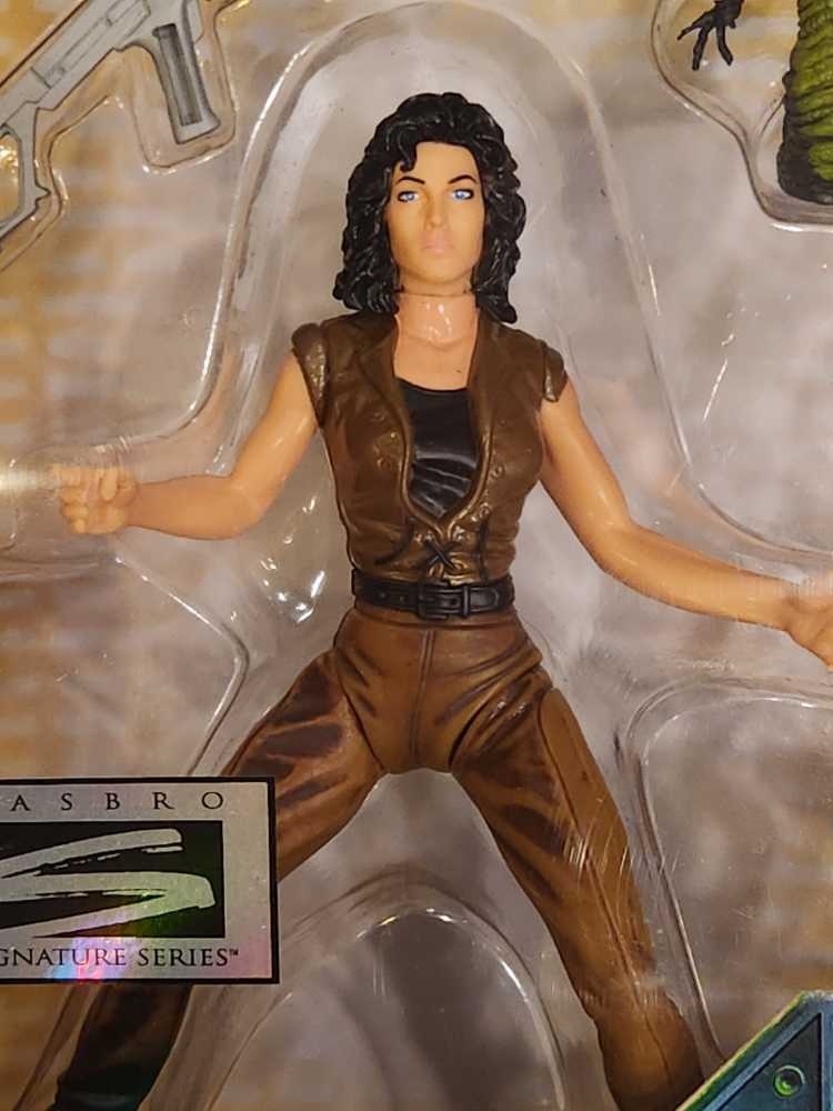 Ripley (Movie Edition) - Kenner (Alien: Resurrection) action figure collectible [Barcode 076281740010] - Main Image 3
