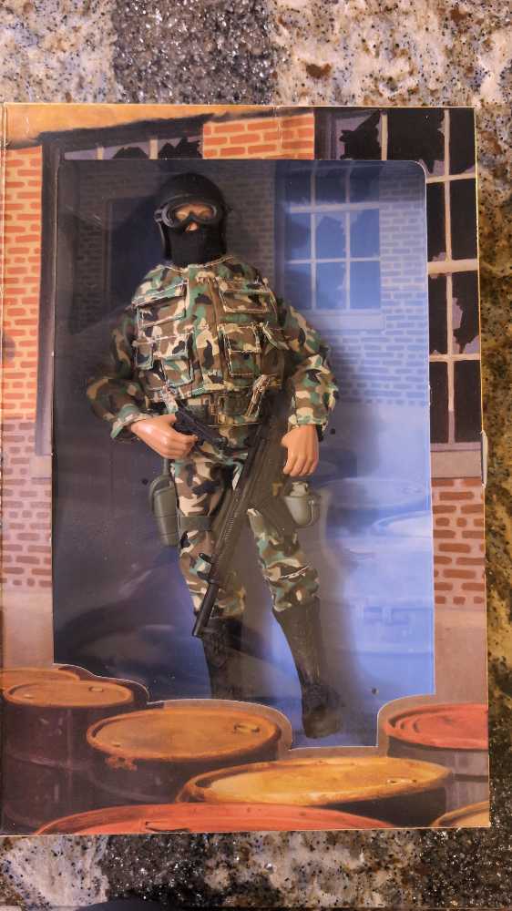 British S.A.S.  - Kenner (GI Joe Classic Collection Limited Edition) action figure collectible [Barcode 076281812373] - Main Image 3