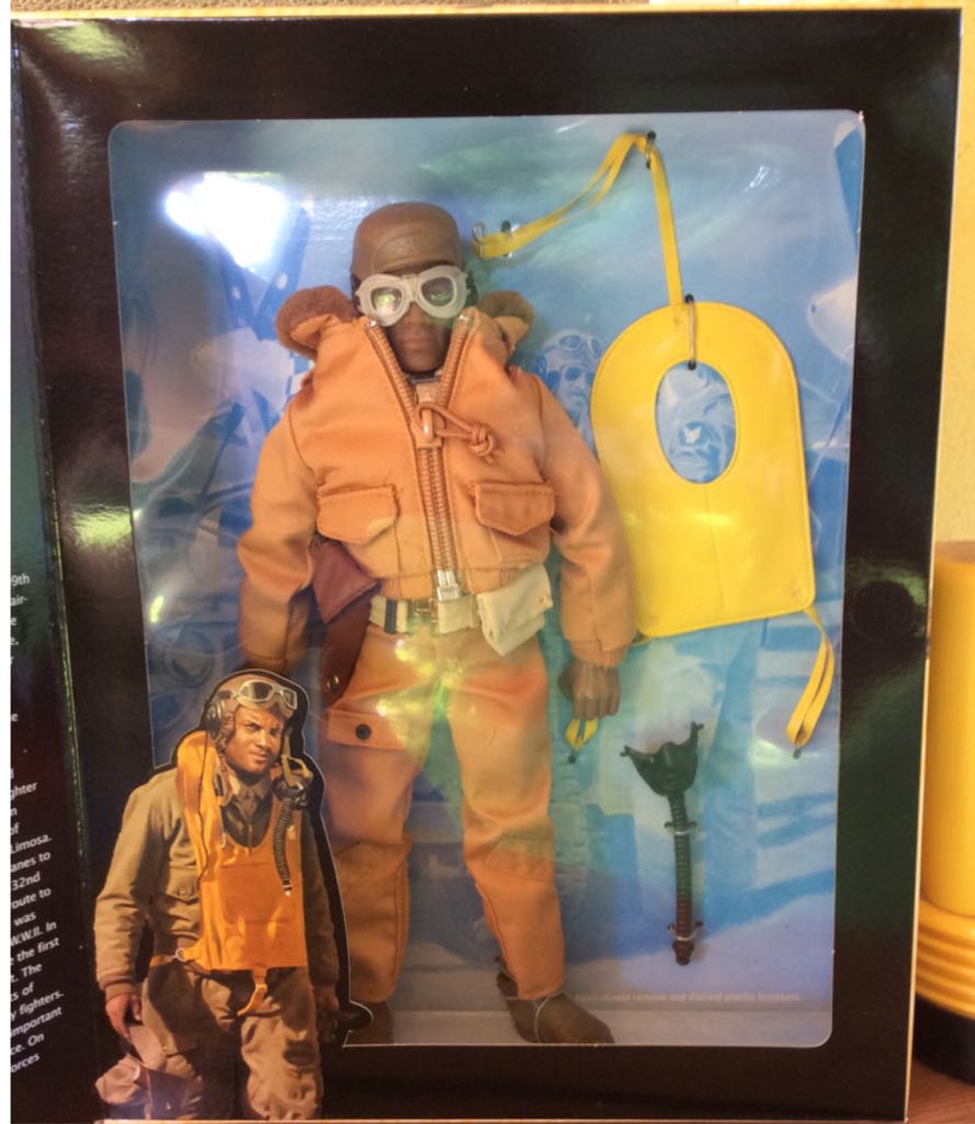 G.I. Joe Classic Collection - Tuskegee Fighter Pilot - Hasbro (G.I. Joe Classic Collection) action figure collectible [Barcode 076281813936] - Main Image 2
