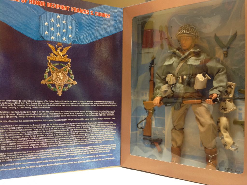 G.I. Joe Classic Collection - Medal Of Honor Recipient Francis S. Curry - Hasbro (G.I. Joe WWII Forces Collection) action figure collectible [Barcode 076281813974] - Main Image 2