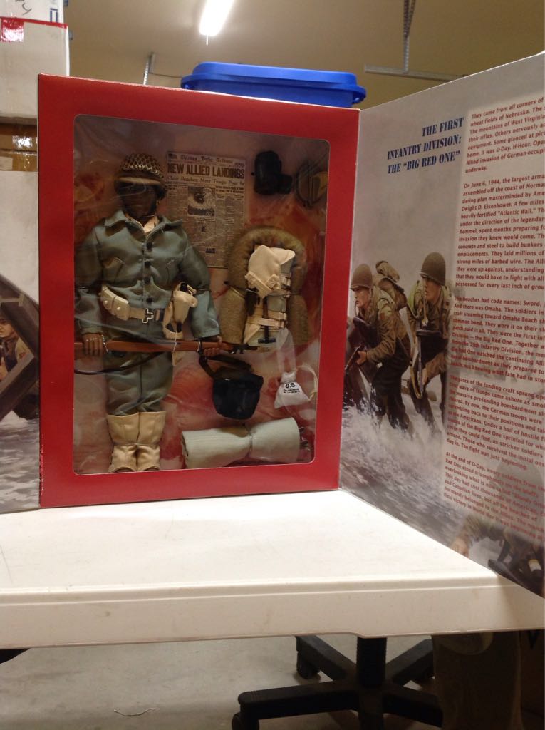 D-Day Salute - Kenner (G.I. Joe: Classic Collection: 12” Figures) action figure collectible [Barcode 076281814285] - Main Image 2