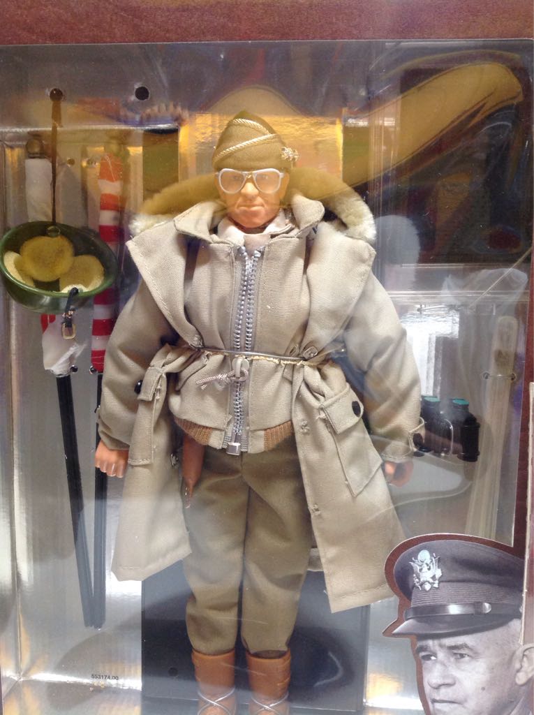 General Omar N. Bradley - Hasbro (Historical Commanders) action figure collectible [Barcode 076281814414] - Main Image 2